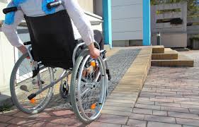 Cadeirante que teve dificuldade para entrar em sala de audiência por falta de acessibilidade será indenizada – Danos Morais