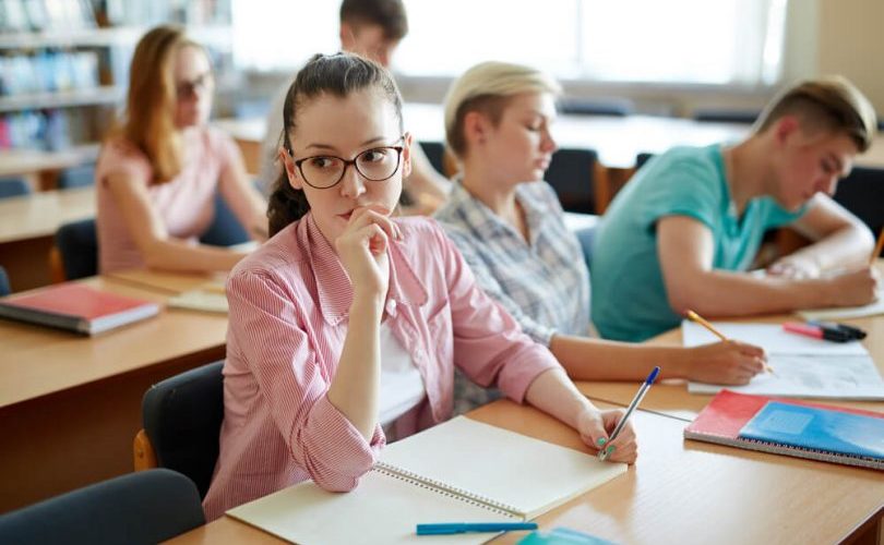 Faculdade deve indenizar aluno por transtornos ao cancelar matrícula